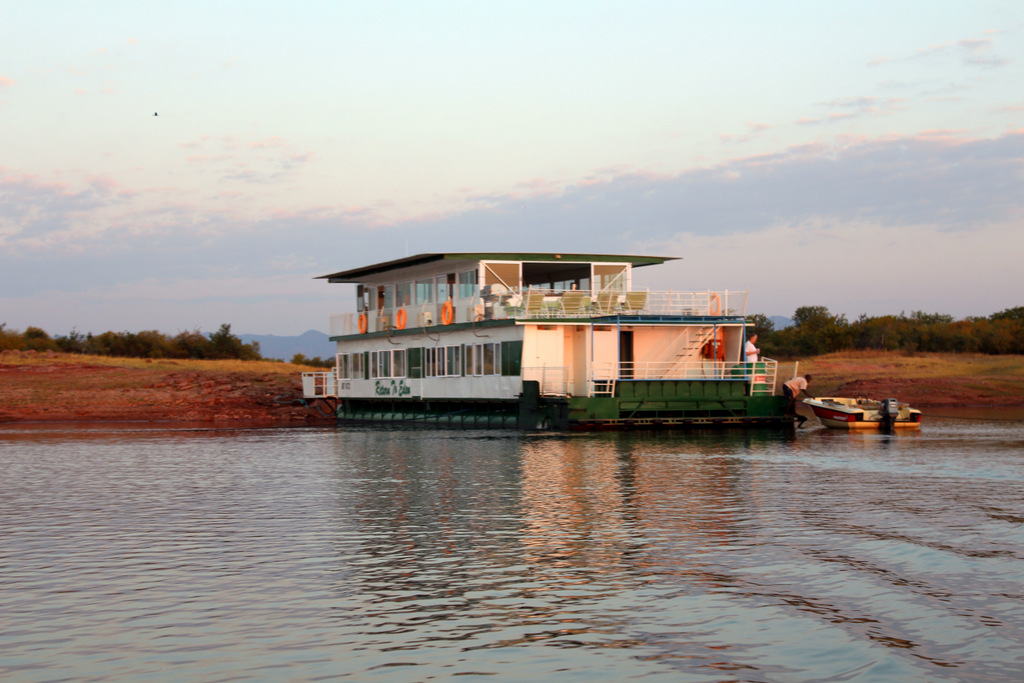 Houseboat Matusadona Zimbabwe